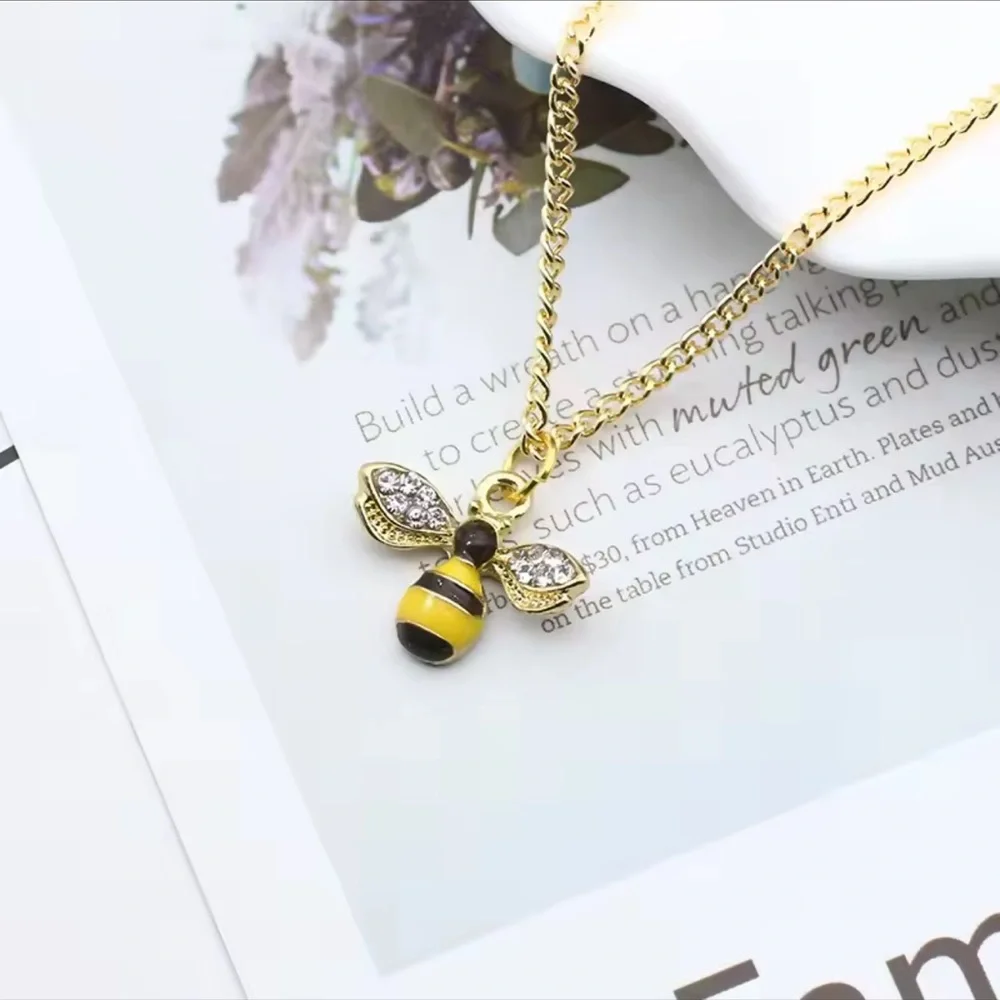 Gold Bee Pendant Necklace – Cute & Chic